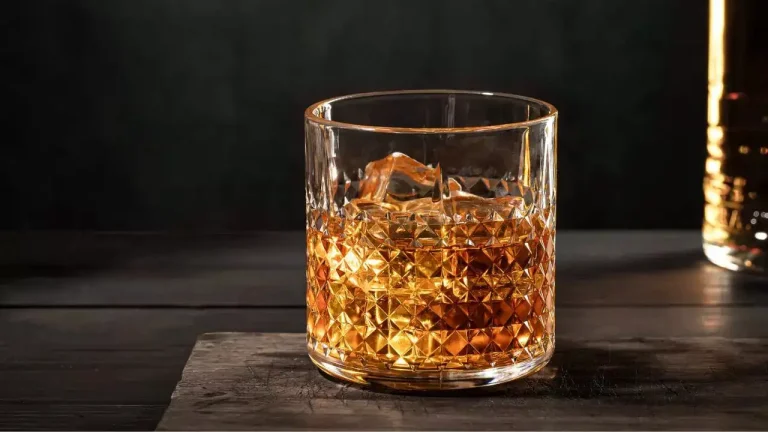 Best Cocktail Glasses for Whiskey Lovers